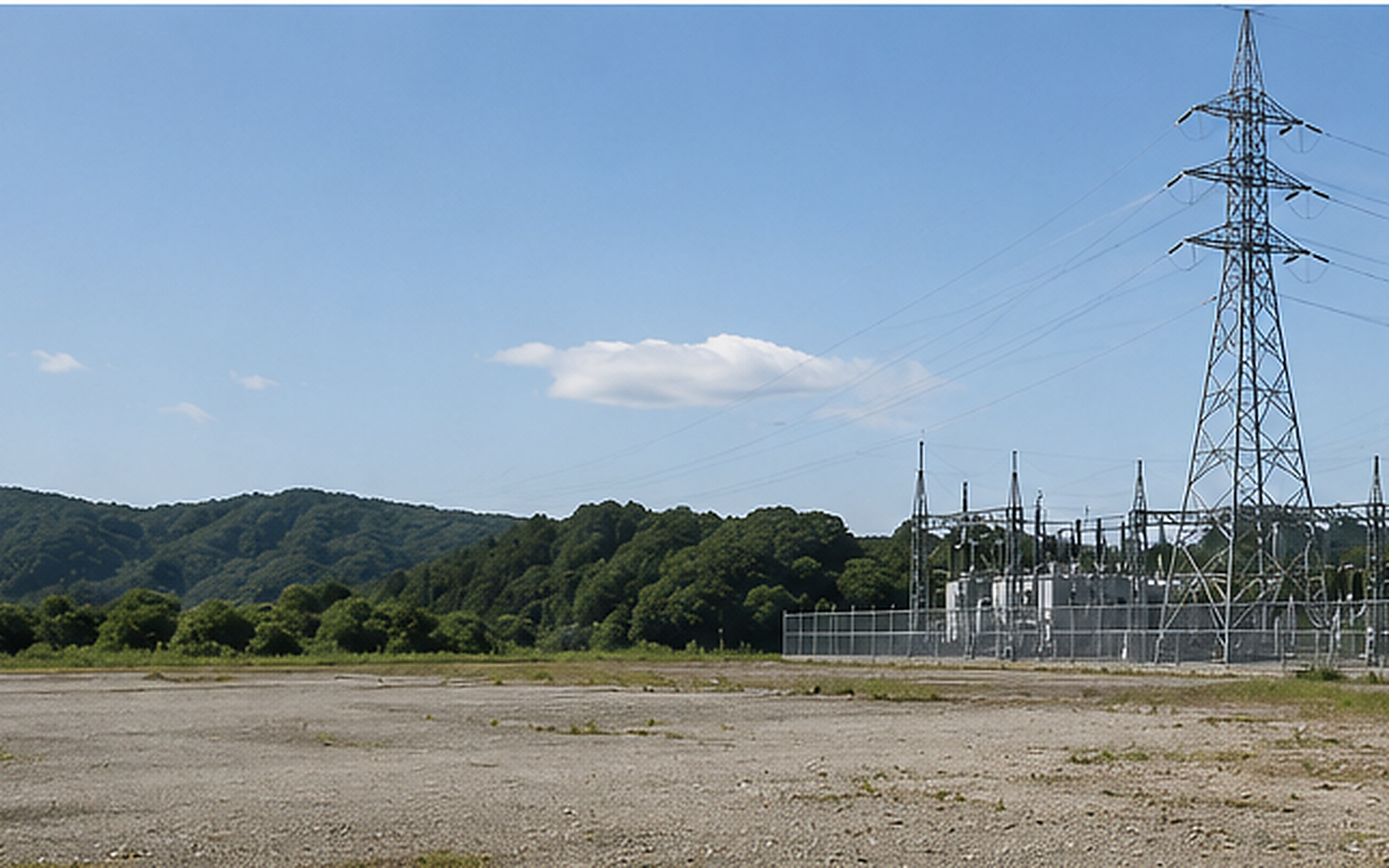 送電設備と変電設備を望む造成済みの蓄電池候補地