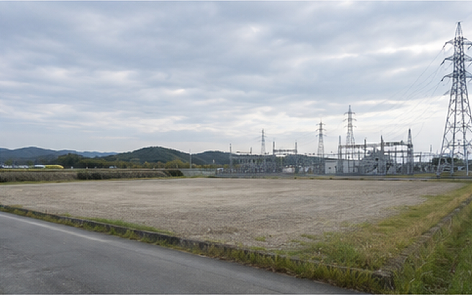 送電設備が見える造成済みの系統用蓄電池候補地