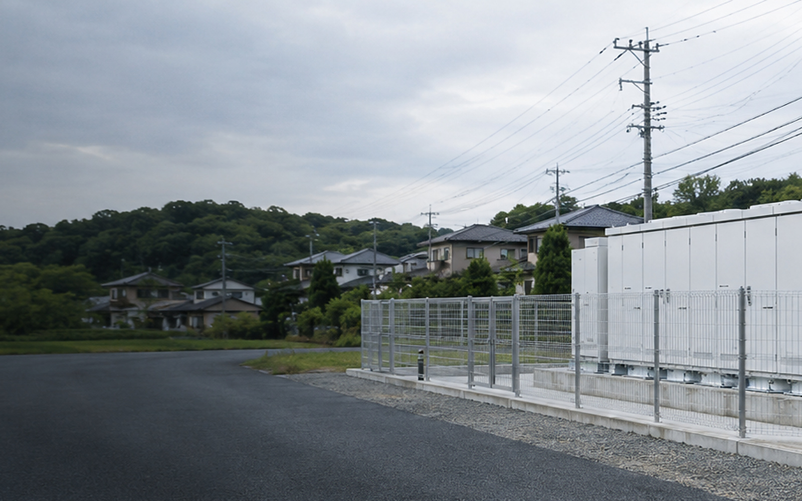 日本の郊外に設置された低圧系統用蓄電池設備
